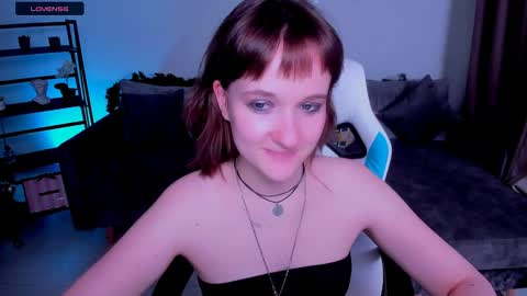 Snapshot of clover_red chatting on 12-28-24, 06:29 Clover follow me online show from 12-28-24, 06:29