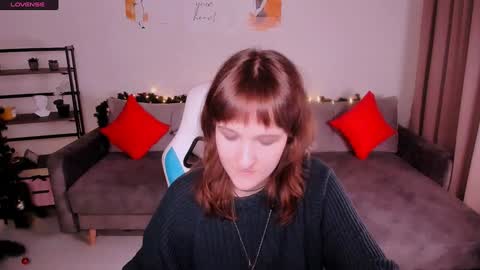 Snapshot of clover_red chatting on 01-09-25, 06:57 Clover follow me online show from 01-09-25, 06:57