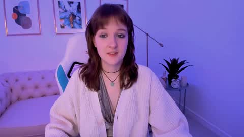 Snapshot of clover_red chatting on 01-24-25, 02:19 Clover follow me online show from 01-24-25, 02:19