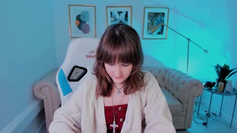 Snapshot of clover_red chatting on 02-04-25, 02:21 Clover follow me online show from 02-04-25, 02:21