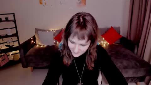 Snapshot of clover_red chatting on 03-08-25, 06:16 Clover follow me online show from 03-08-25, 06:16