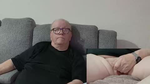 Snapshot of cockneymack51 chatting on 10-14-25, 03:35 Charlie. online show from 10-14-25, 03:35