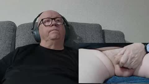 Snapshot of cockneymack51 chatting on 02-24-26, 12:52 Charlie. online show from 02-24-26, 12:52