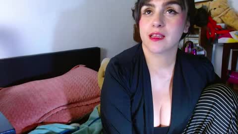 Snapshot of collette_beaufoy chatting on 05-19-26, 04:30 Collette online show from 05-19-26, 04:30
