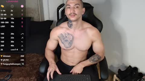 Snapshot of colombianmuscle8 chatting on 02-10-25, 12:30 colombianmuscle8 online show from 02-10-25, 12:30