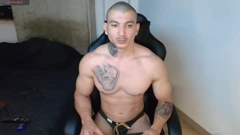 Snapshot of colombianmuscle8 chatting on 10-17-25, 02:48 colombianmuscle8 online show from 10-17-25, 02:48