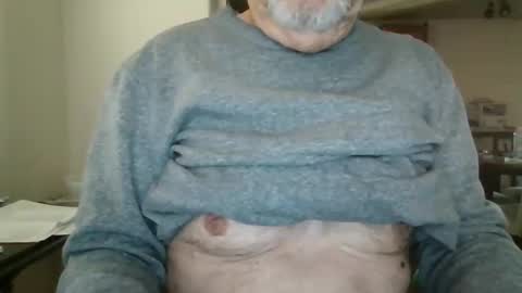 Snapshot of comeonmymouth chatting on 04-19-26, 01:43 comeonmymouth online show from 04-19-26, 01:43