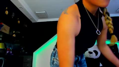 Snapshot of coral_gibson chatting on 01-15-25, 12:04 Coral online show from 01-15-25, 12:04