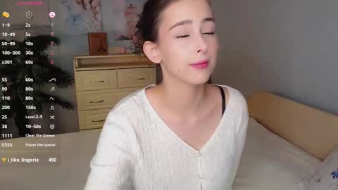 Snapshot of cosmos_baby chatting on 09-19-25, 01:23 Luna online show from 09-19-25, 01:23