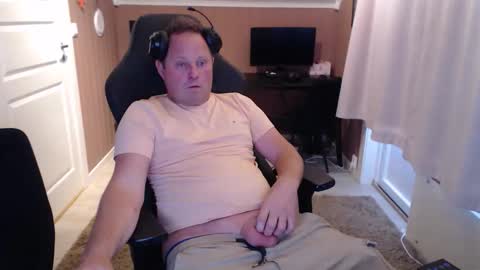 Snapshot of couple3845 chatting on 10-17-25, 11:46 couple3845 online show from 10-17-25, 11:46