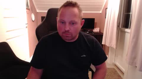 Snapshot of couple3845 chatting on 10-30-25, 08:20 couple3845 online show from 10-30-25, 08:20