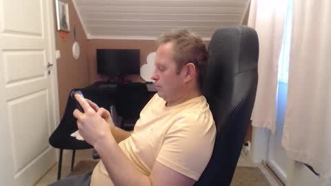 Snapshot of couple3845 chatting on 12-20-25, 08:32 couple3845 online show from 12-20-25, 08:32