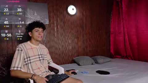 Snapshot of couple_fantasy_x chatting on 06-22-26, 06:38 Val y Sal online show from 06-22-26, 06:38
