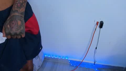 Snapshot of couple_no_limits22 chatting on 11-24-25, 04:07 couple_no_limits22 online show from 11-24-25, 04:07