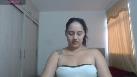 Snapshot of couple_sexandlove chatting on 09-15-25, 01:22 ALEJANDRO Y EMILY online show from 09-15-25, 01:22