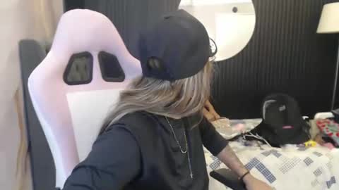 Ashley and Niko online show from 06-05-26, 02:45