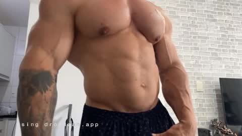 Snapshot of couplemuscle40 chatting on 01-08-26, 04:20 couplemuscle40 online show from 01-08-26, 04:20