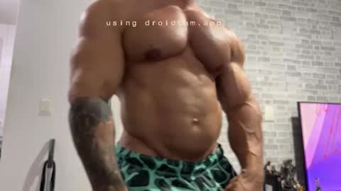 Snapshot of couplemuscle40 chatting on 02-13-26, 02:18 couplemuscle40 online show from 02-13-26, 02:18