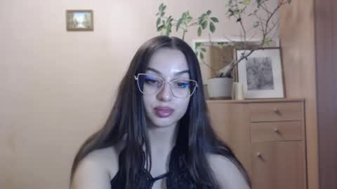 Snapshot of courtney_lux chatting on 02-11-25, 06:01 Courtney online show from 02-11-25, 06:01