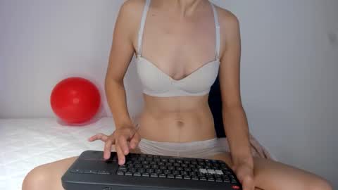 Snapshot of cowmarce chatting on 02-13-26, 02:51 Marce Online 1pm - 7pm gmt-5 online show from 02-13-26, 02:51