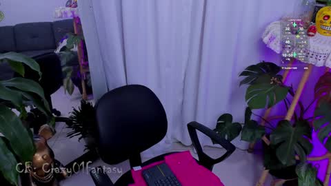 Snapshot of crazy01fantasy chatting on 12-05-24, 08:55 Laura online show from 12-05-24, 08:55