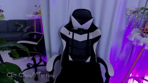 Snapshot of crazy01fantasy chatting on 01-03-25, 05:06 Laura online show from 01-03-25, 05:06