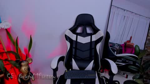 Snapshot of crazy01fantasy chatting on 01-25-25, 08:21 Laura online show from 01-25-25, 08:21