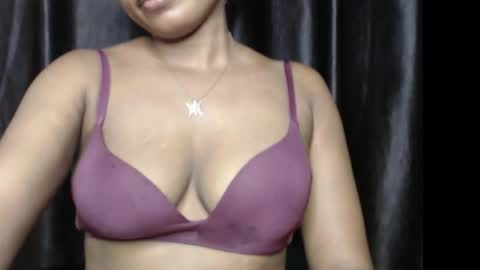 Snapshot of creamy_xvanila chatting on 05-19-26, 09:26 venessa online show from 05-19-26, 09:26