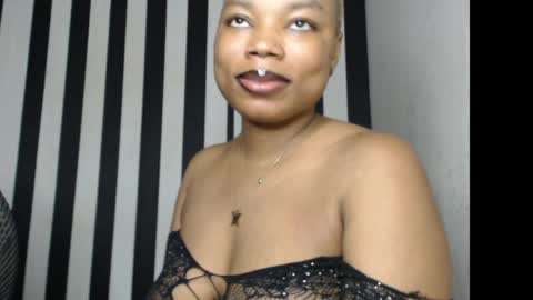 Snapshot of creamy_xvanila chatting on 05-25-26, 09:15 venessa online show from 05-25-26, 09:15