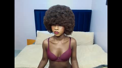 Snapshot of creamybabee chatting on 09-21-25, 12:56 queen online show from 09-21-25, 12:56