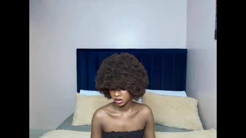 Snapshot of creamybabee chatting on 10-08-25, 01:47 queen online show from 10-08-25, 01:47