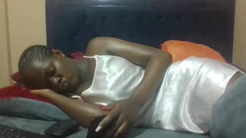 Snapshot of creamymomma chatting on 12-13-25, 08:04 verah online show from 12-13-25, 08:04