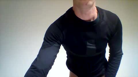 Snapshot of crissstrokesxxx chatting on 03-15-26, 04:35 Criss online show from 03-15-26, 04:35