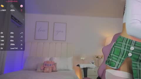 Snapshot of cristal_bunny chatting on 04-30-26, 12:06 Cristal online show from 04-30-26, 12:06