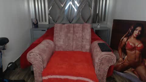 Snapshot of cristalbeautiful1 chatting on 03-08-25, 10:56 Natalie online show from 03-08-25, 10:56