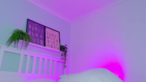 Nicole  Connection time 220pm-910pmCol online show from 11-12-25, 08:30