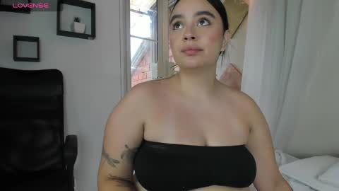 Snapshot of cristalcutte_ chatting on 12-17-24, 11:39 Cristal Cute online show from 12-17-24, 11:39