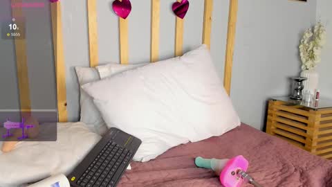 Snapshot of cristalcutte_ chatting on 02-22-25, 05:13 Cristal Cute online show from 02-22-25, 05:13