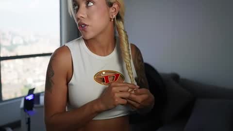 Laura online show from 03-28-26, 01:54