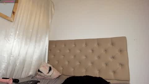 Snapshot of cristina_fernando chatting on 01-10-25, 12:27 soycriss online show from 01-10-25, 12:27