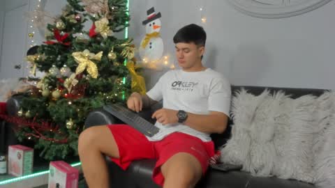 Snapshot of cristopher_strong chatting on 12-16-24, 01:32 Cristopher online show from 12-16-24, 01:32