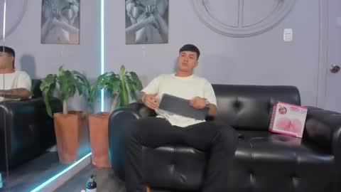 Snapshot of cristopher_strong chatting on 01-24-25, 12:31 Cristopher online show from 01-24-25, 12:31