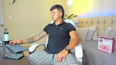 Snapshot of cristopher_strong chatting on 02-16-25, 02:31 Cristopher online show from 02-16-25, 02:31