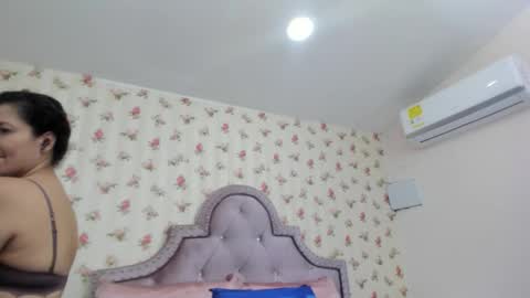 Snapshot of crystal_watson0 chatting on 05-26-26, 01:29 Milf Latina online show from 05-26-26, 01:29