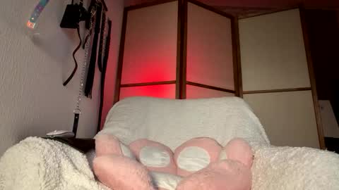 Snapshot of crystalmolly chatting on 04-27-26, 07:56 Molly Moore online show from 04-27-26, 07:56