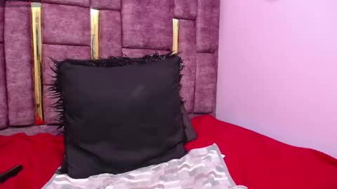 Snapshot of crystaltemptress chatting on 02-25-25, 06:53 ASHLEY online show from 02-25-25, 06:53