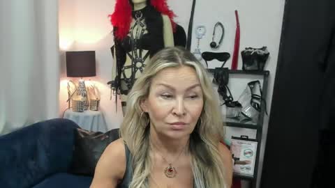 Snapshot of crystalxohotty chatting on 05-18-26, 05:13 CrystalHotty online show from 05-18-26, 05:13