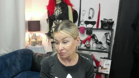 Snapshot of crystalxohotty chatting on 05-22-26, 04:30 CrystalHotty online show from 05-22-26, 04:30
