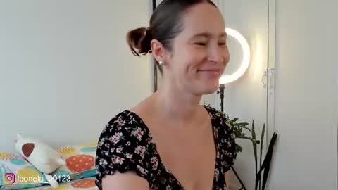Snapshot of cuddlingbunnny chatting on 06-23-26, 06:28 Leonela online show from 06-23-26, 06:28