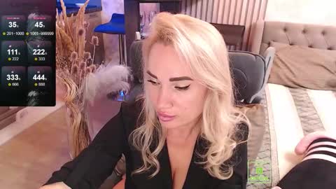 Snapshot of cuddlylina chatting on 10-25-25, 09:42 CuddlyLina online show from 10-25-25, 09:42